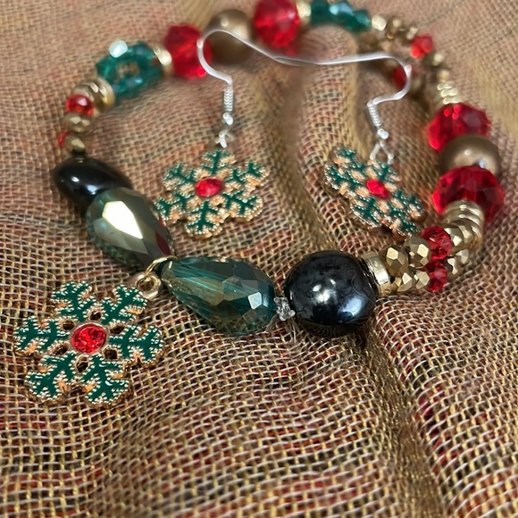 2/25 Handmade Unique Christmas Colours Holiday Snowflake Bracelet & Earrings Set - Picture 2 of 3